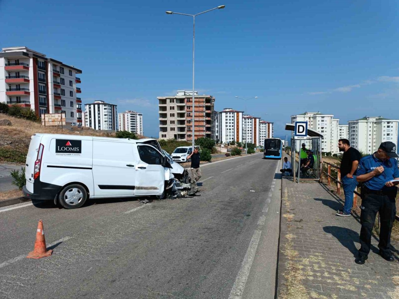 Para dolu nakil aracı otobüsle çarpıştı: 4 yaralı