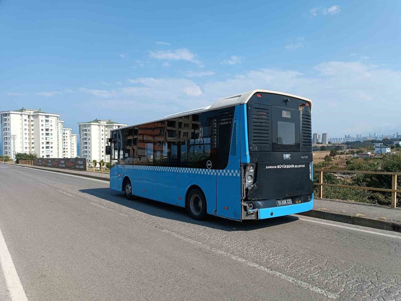 Para dolu nakil aracı otobüsle çarpıştı: 4 yaralı