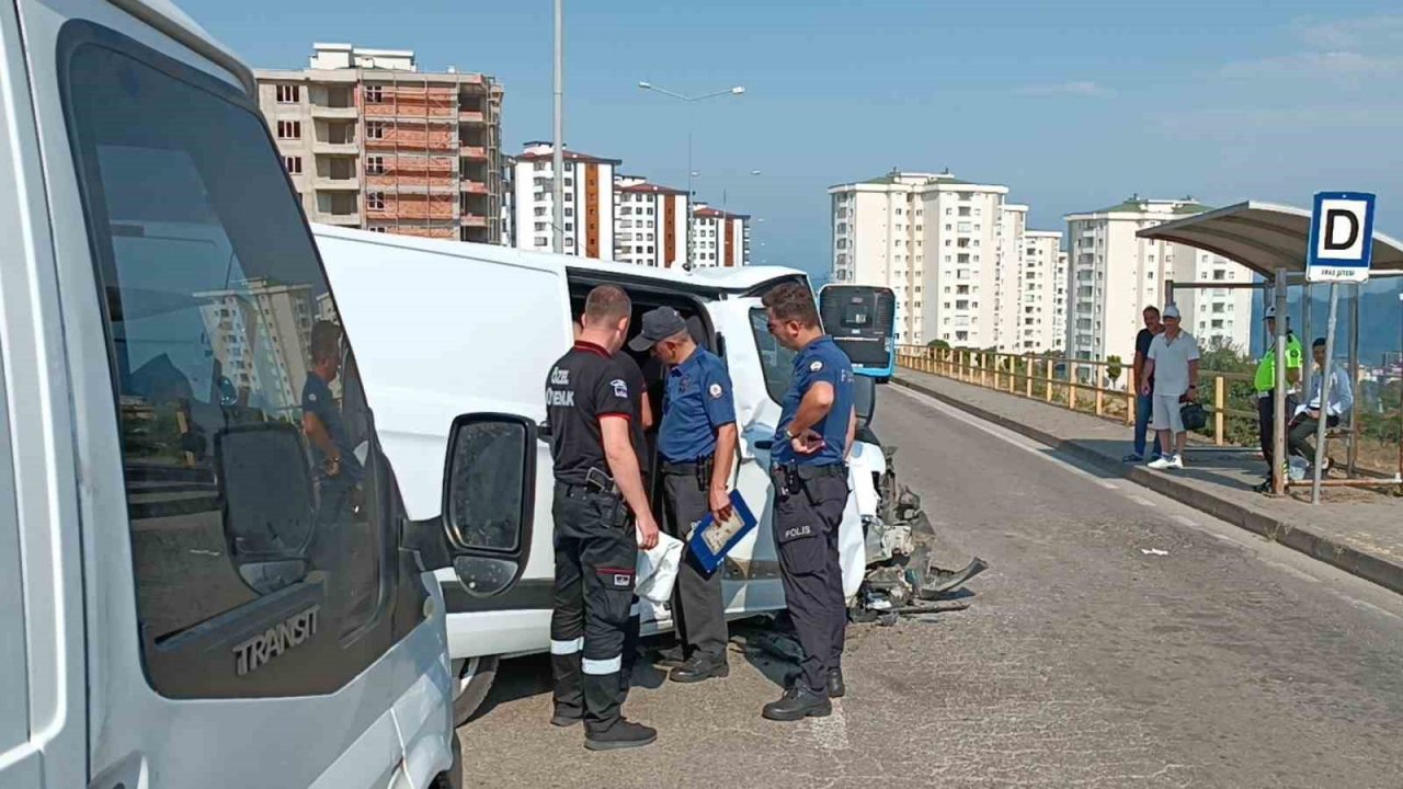 Para dolu nakil aracı otobüsle çarpıştı: 4 yaralı