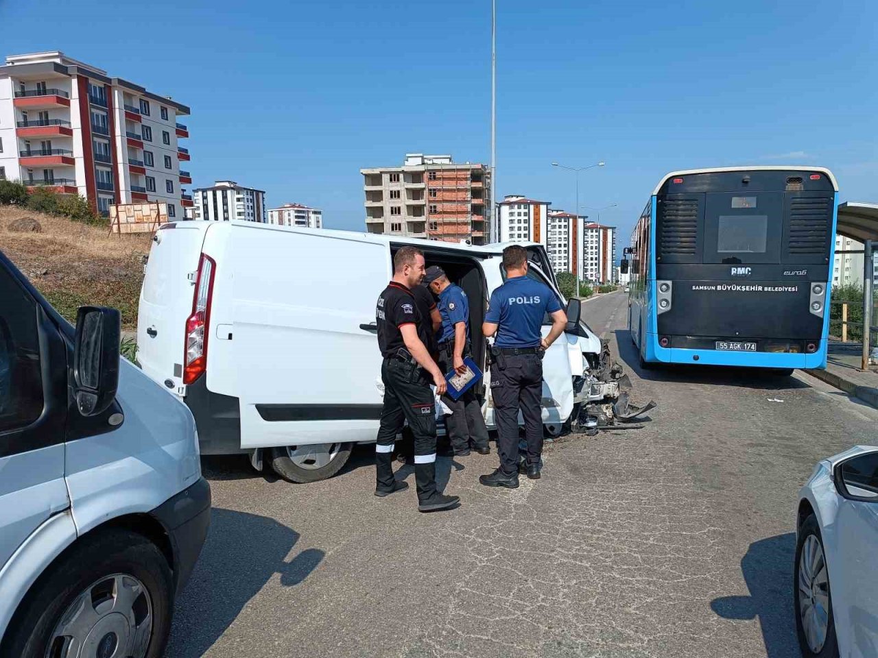 Para dolu nakil aracı otobüsle çarpıştı: 4 yaralı