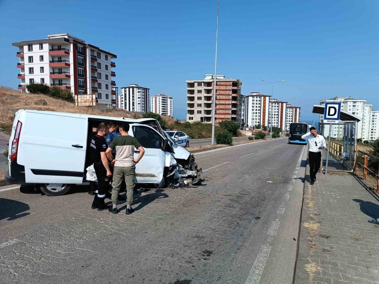 Para dolu nakil aracı otobüsle çarpıştı: 4 yaralı