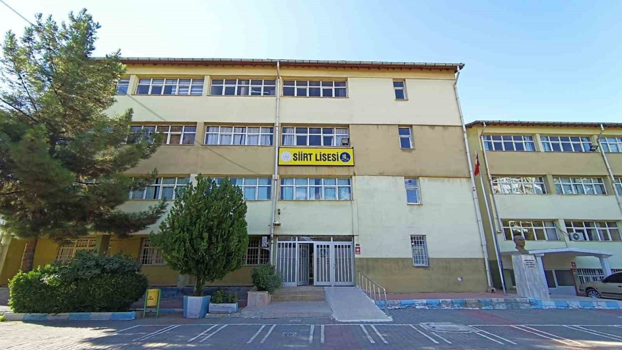 Siirt Lisesi müzesi tarihe ışık tutuyor