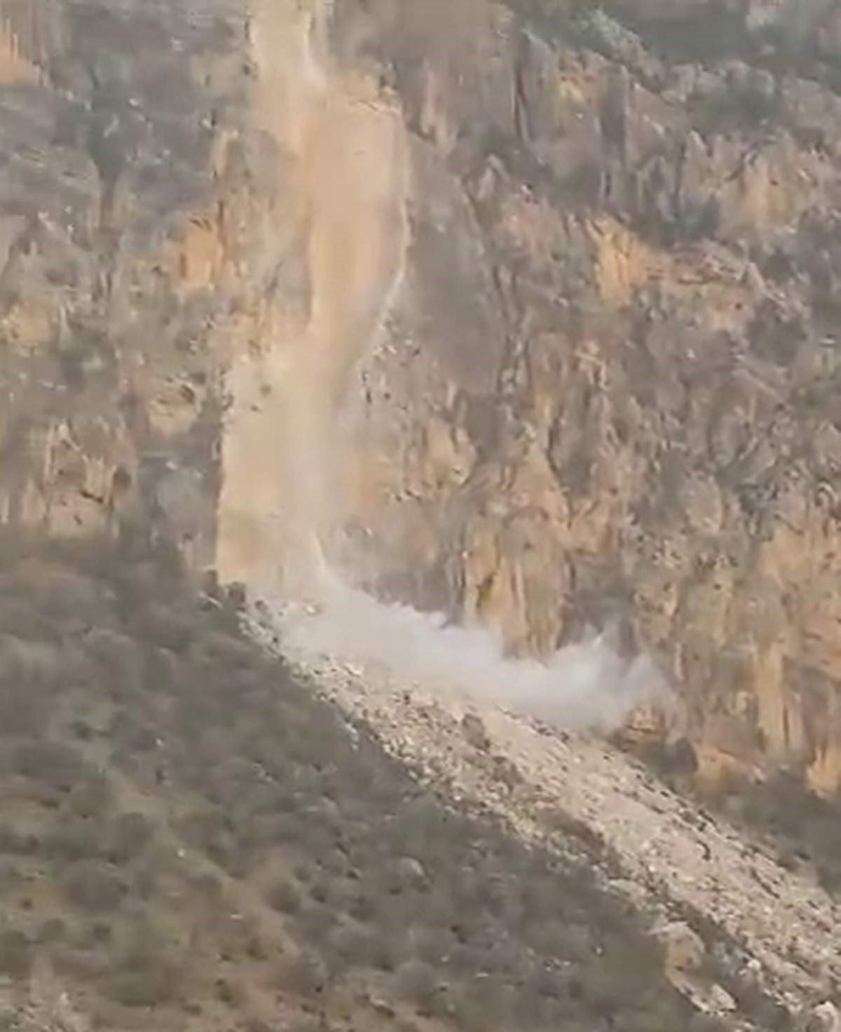 Siirt’teki deprem bir çobanın cep telefonuyla görüntülendi