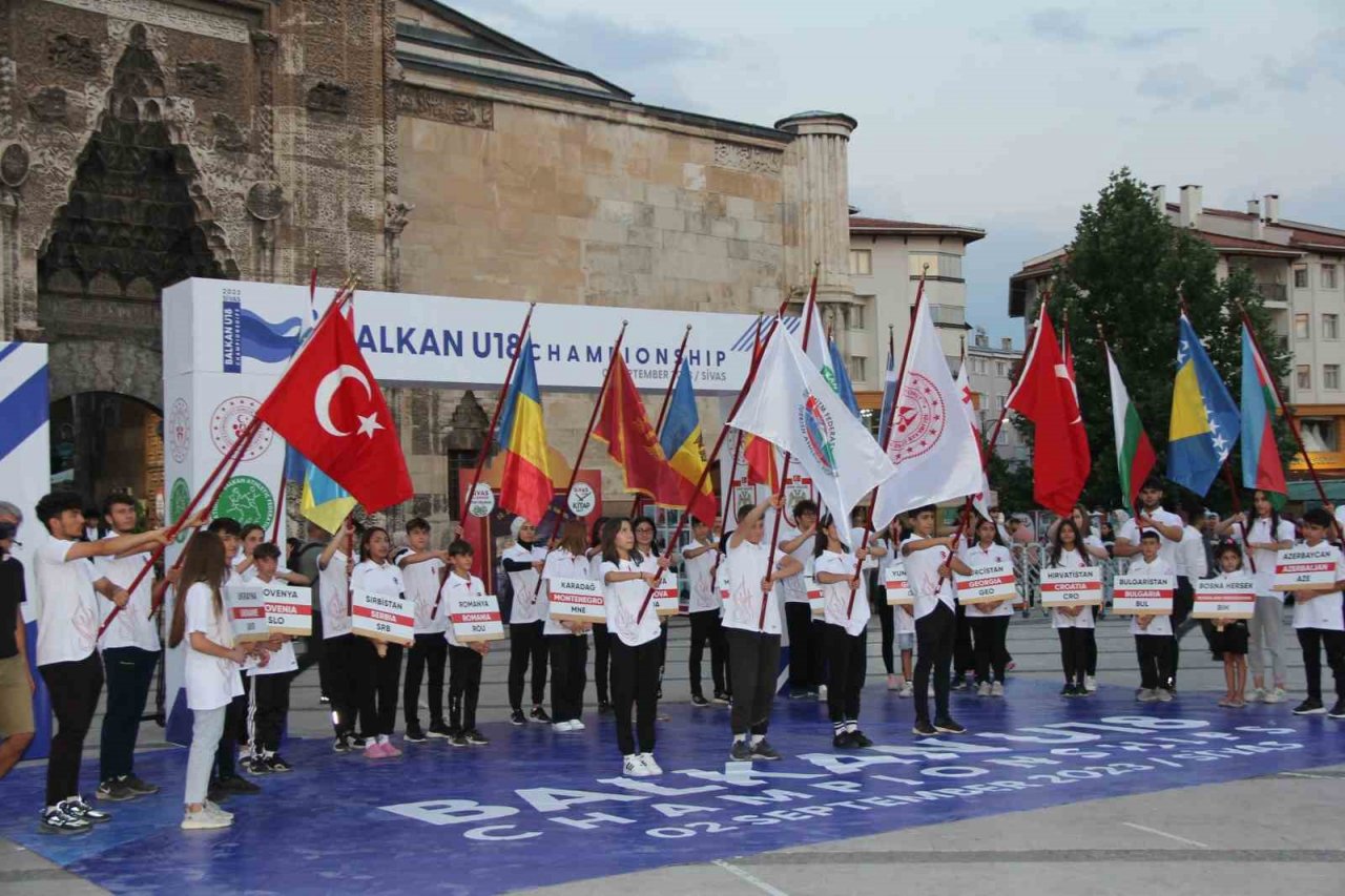 Balkan U18 Atletizm Şampiyonası’nın açılış seremonisi yapıldı