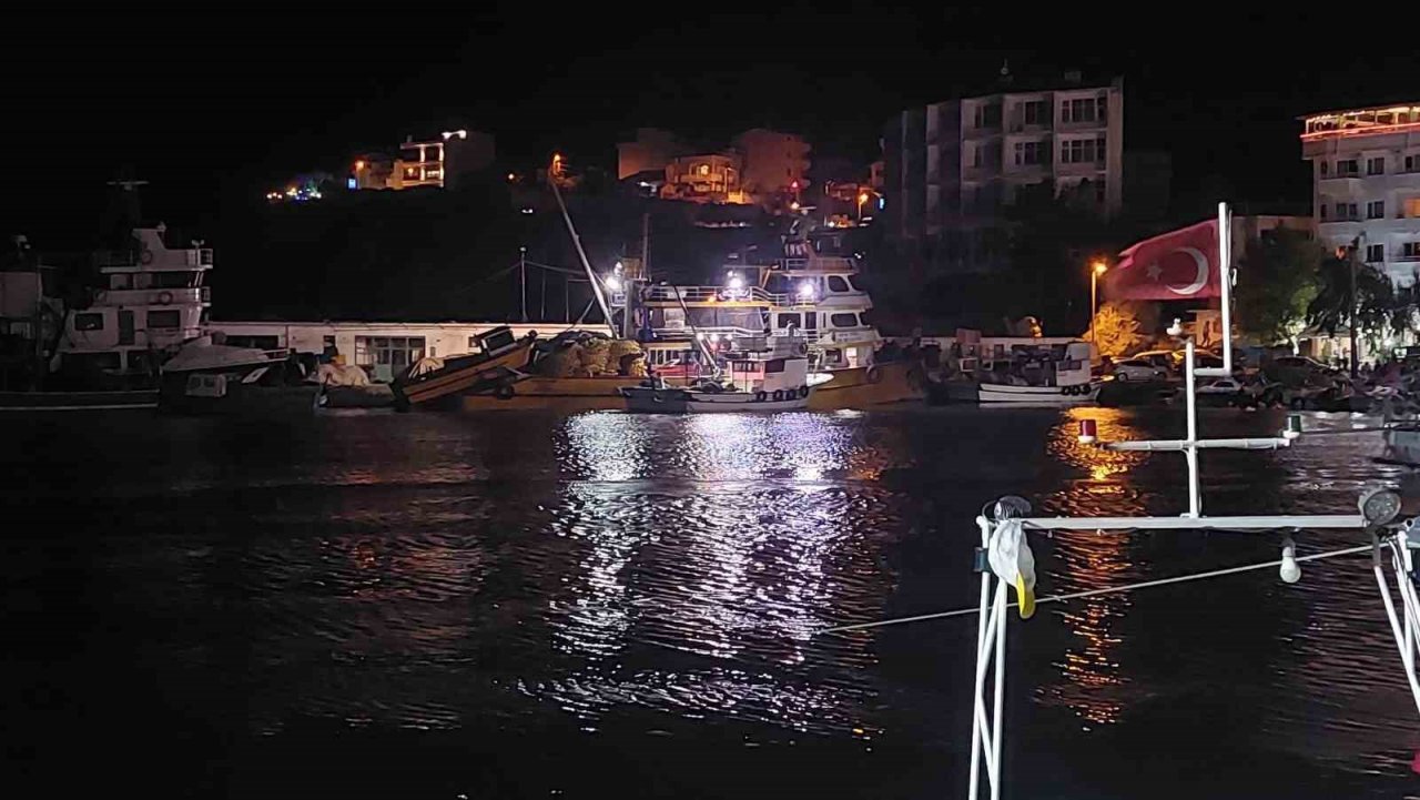 Balıkçılar geceyi gündüze çevirerek denize açıldı