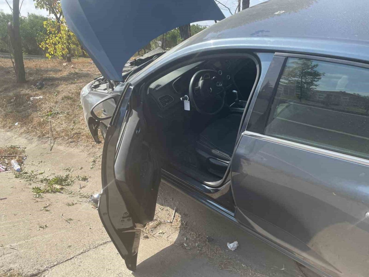 Yoldan çıkan otomobil ağaçlık alana daldı