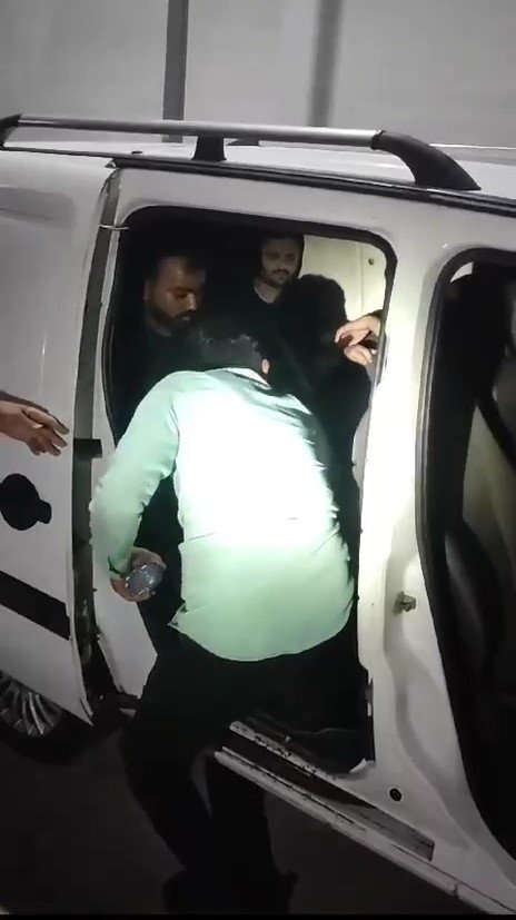 Balık istifi göçmen kaçakçılığı: Araçtan 12 kişi çıktı