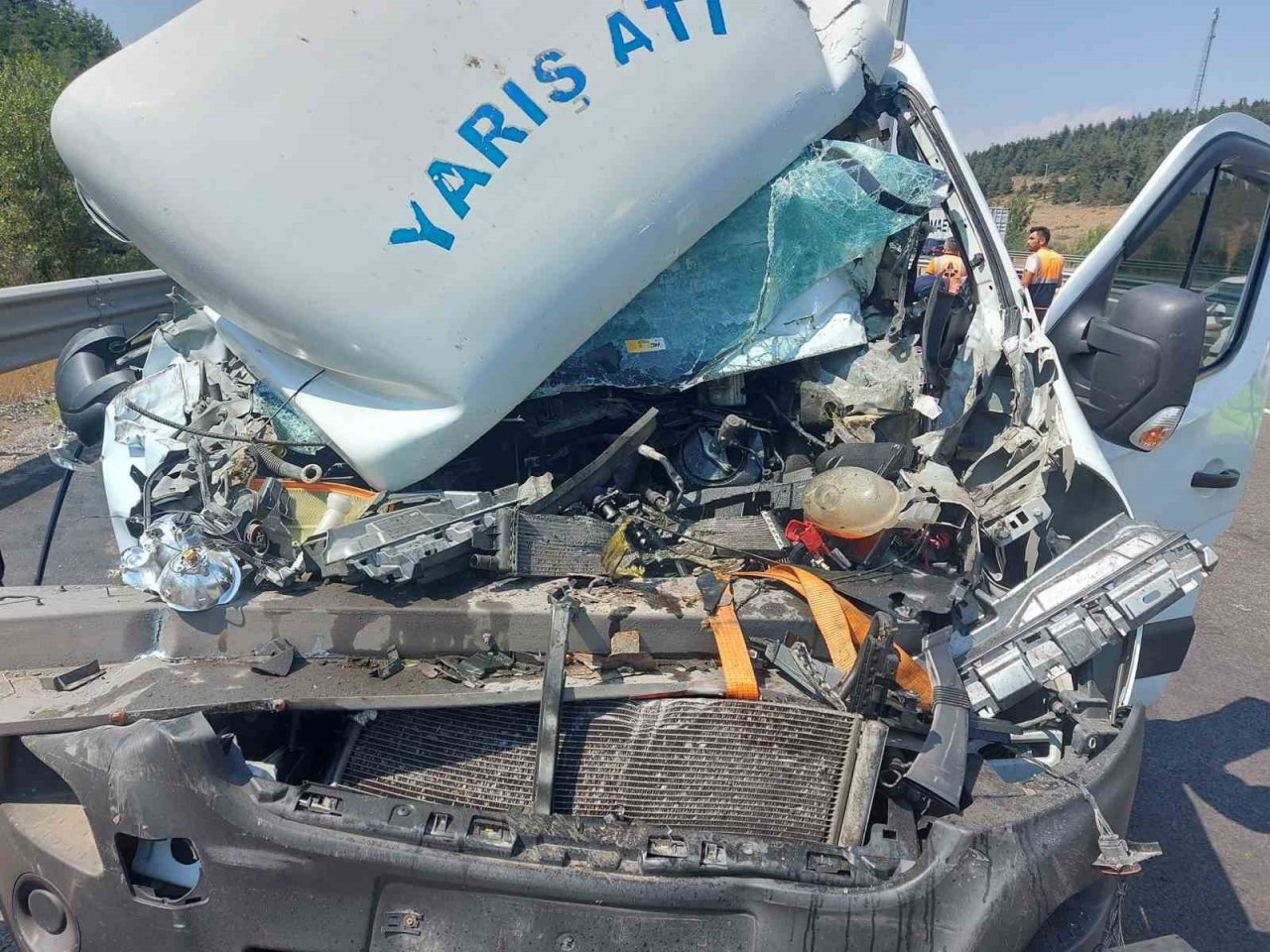 Kamyonet, tırın dorsesine ok gibi saplandı: 1 yaralı