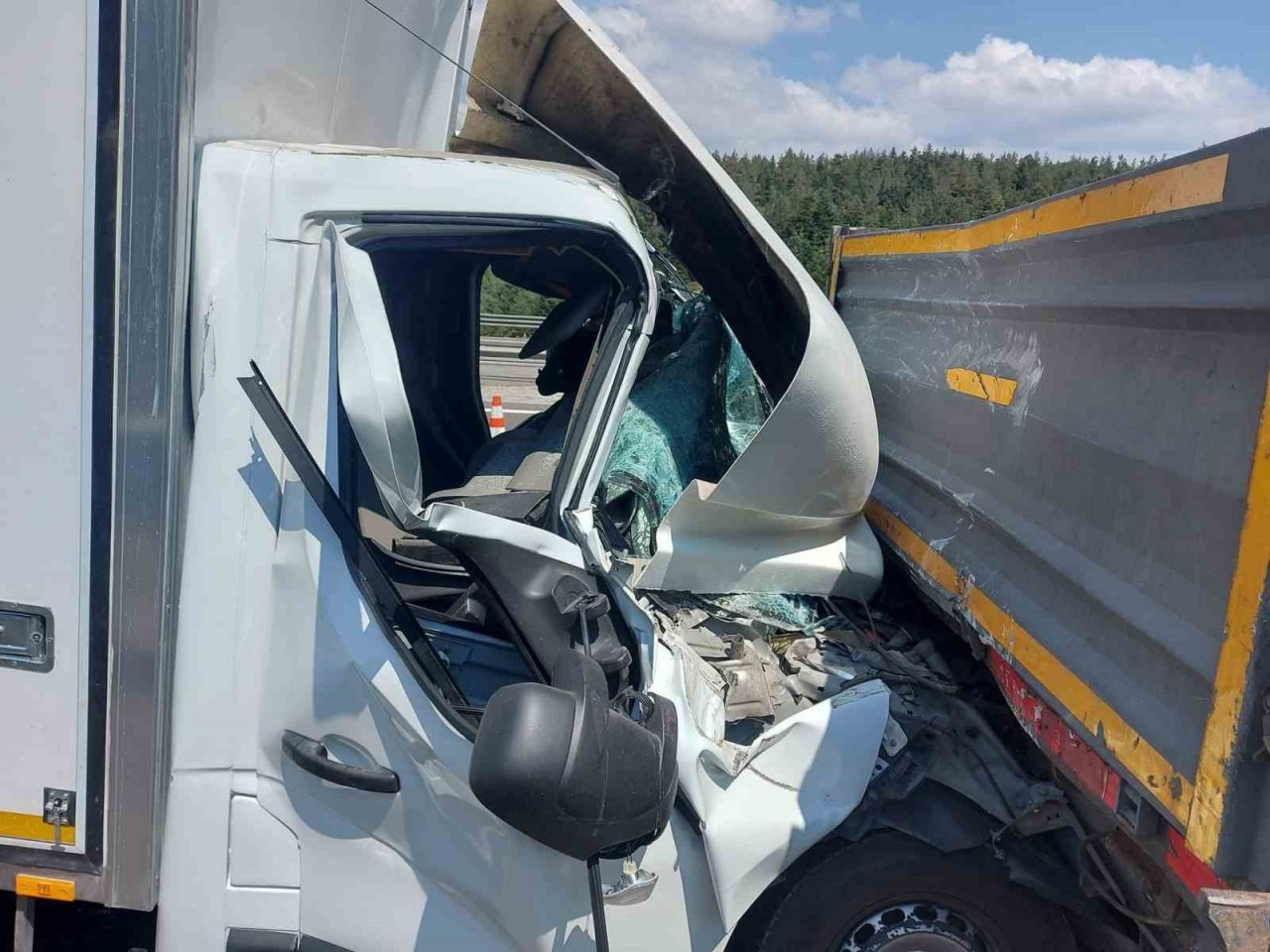 Kamyonet, tırın dorsesine ok gibi saplandı: 1 yaralı