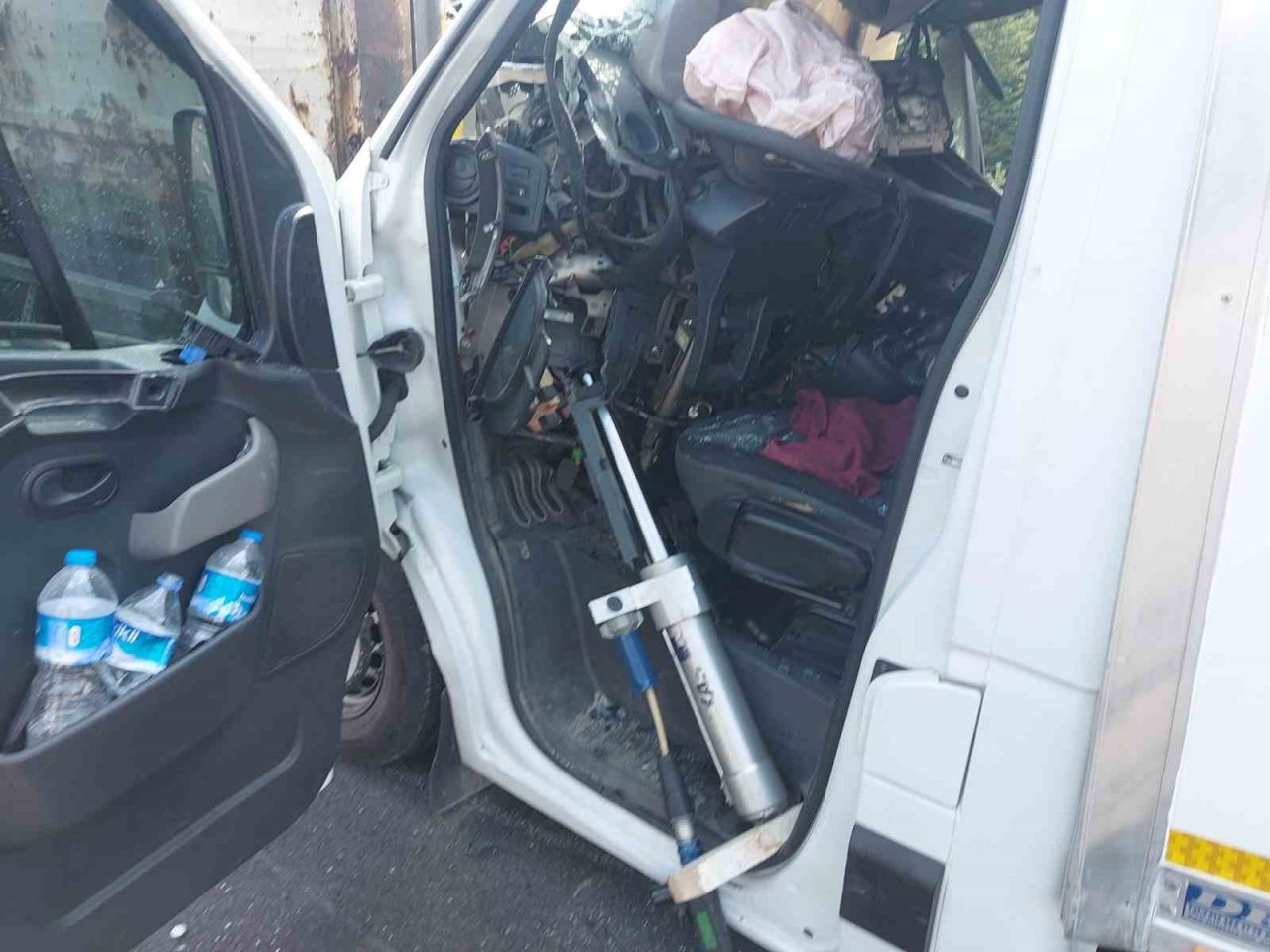 Kamyonet, tırın dorsesine ok gibi saplandı: 1 yaralı