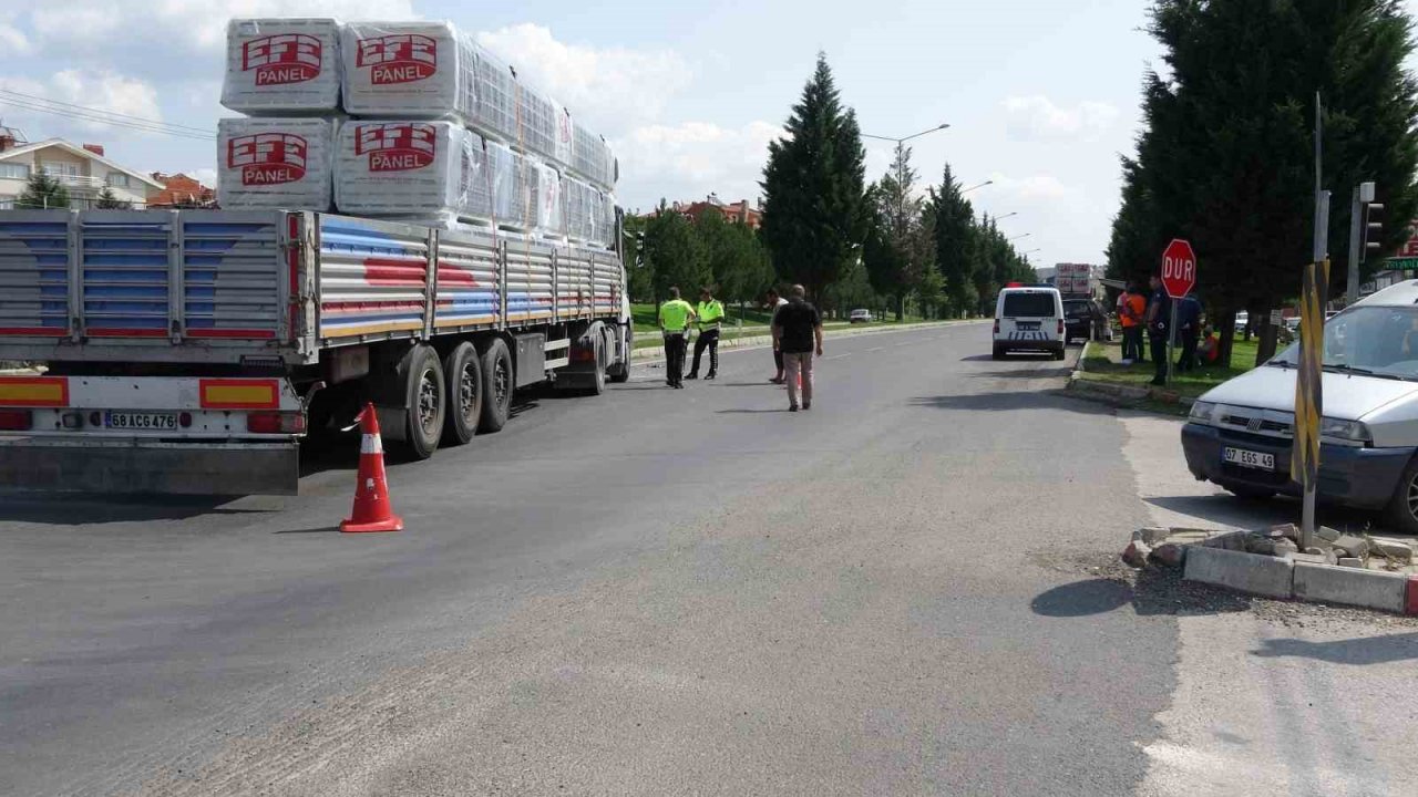 Tavşanlı’da otomobil ile güneş paneli yükle tır çarpıştı: 1 yaralı