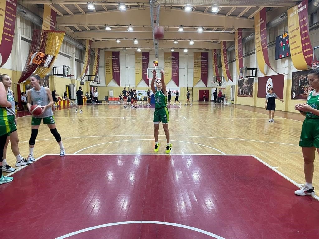 İzmit Belediyespor hazırlık maçında Galatasaray’ı yendi