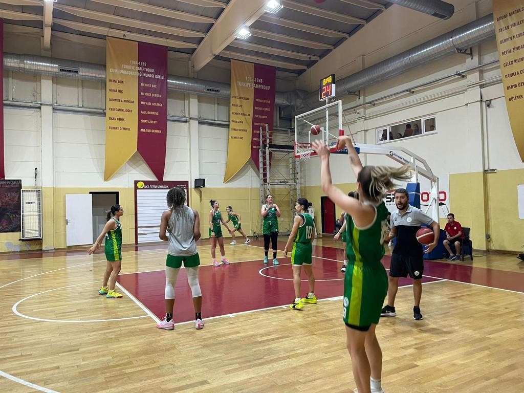 İzmit Belediyespor hazırlık maçında Galatasaray’ı yendi