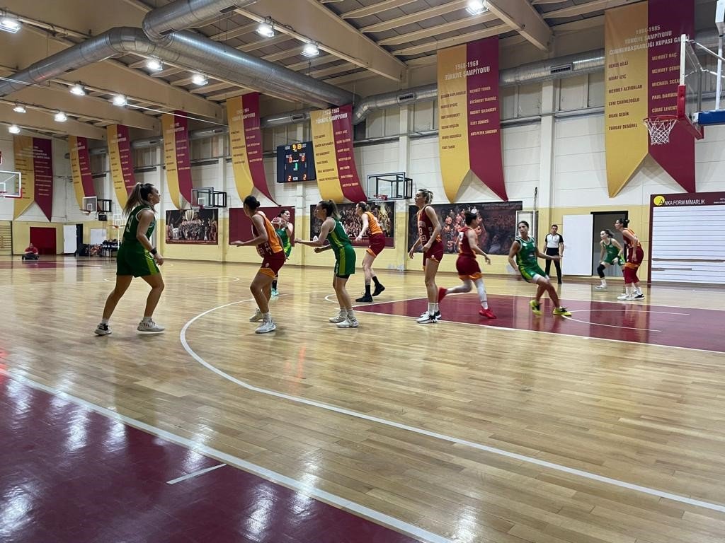 İzmit Belediyespor hazırlık maçında Galatasaray’ı yendi