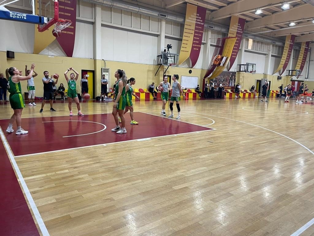 İzmit Belediyespor hazırlık maçında Galatasaray’ı yendi