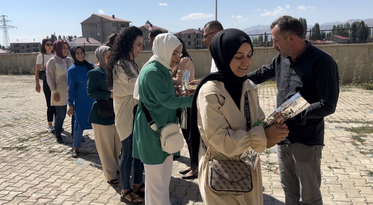 Yüksekova’ya atanan öğretmenler güllerle karşılandı