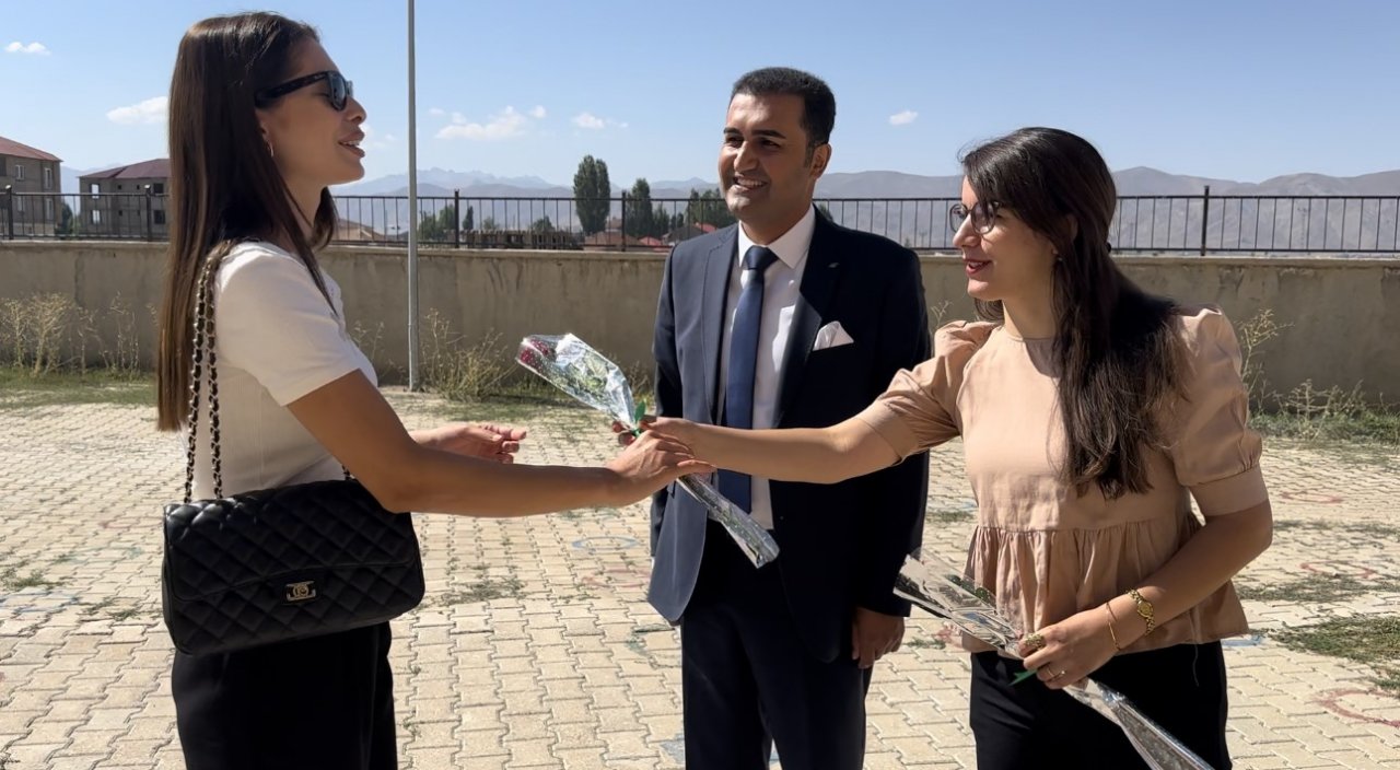 Yüksekova’ya atanan öğretmenler güllerle karşılandı