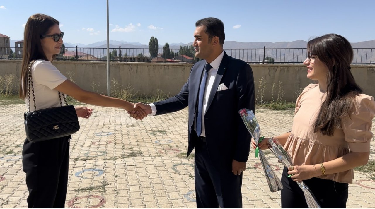 Yüksekova’ya atanan öğretmenler güllerle karşılandı