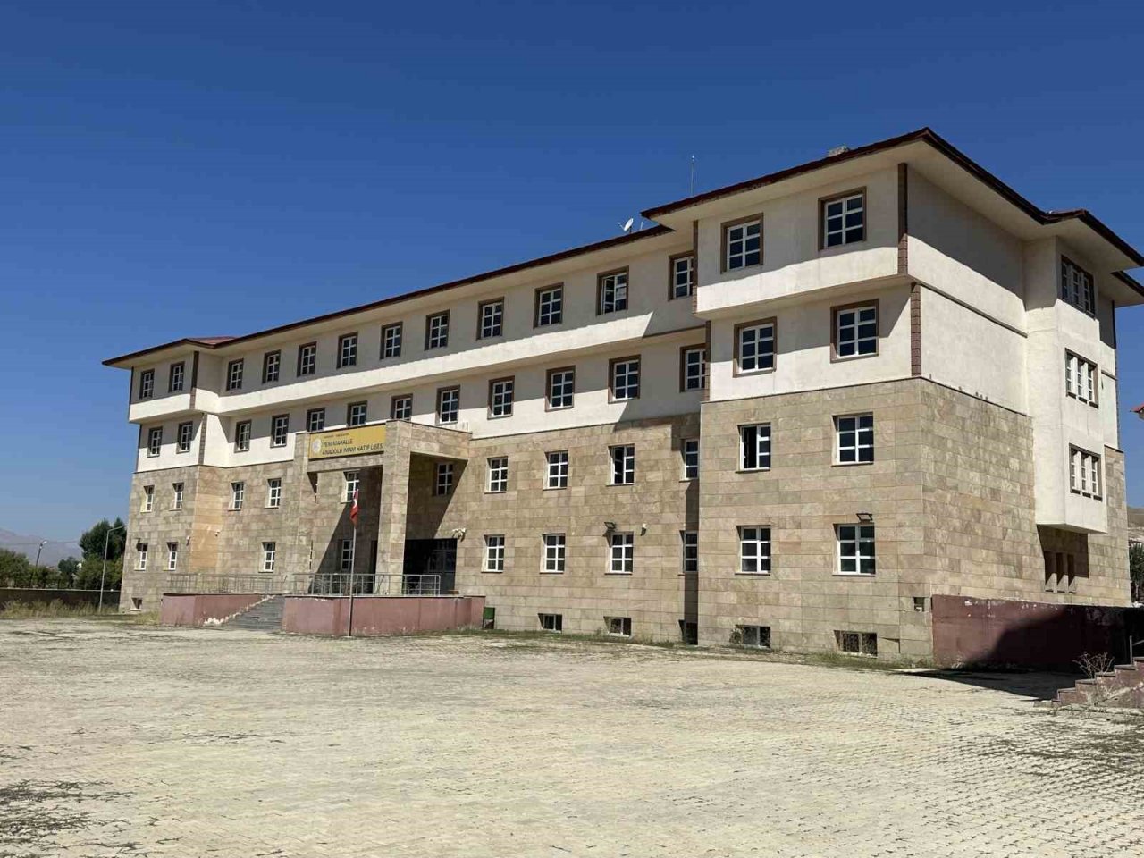 Yüksekova’ya atanan öğretmenler güllerle karşılandı