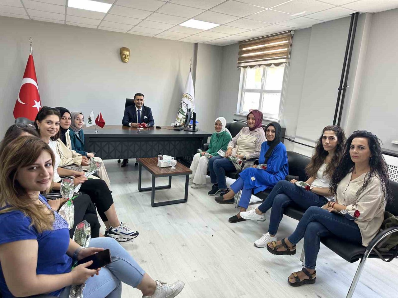 Yüksekova’ya atanan öğretmenler güllerle karşılandı