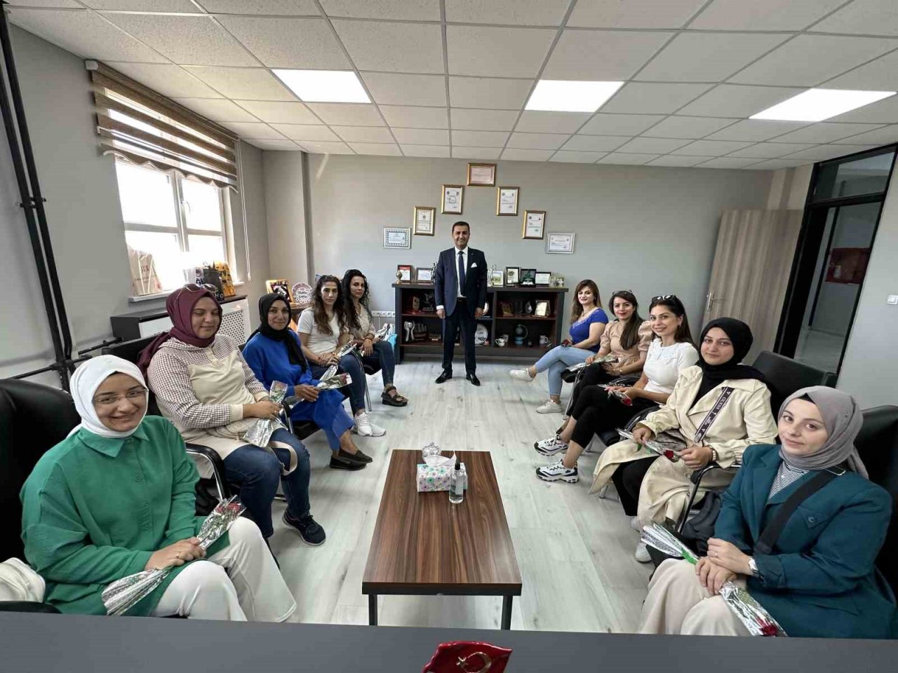 Yüksekova’ya atanan öğretmenler güllerle karşılandı