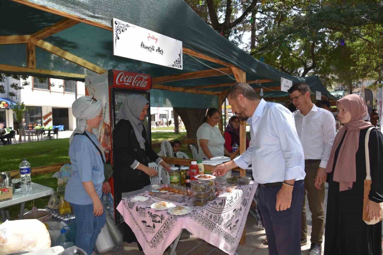 Sındırgılı kadınlar sanat sokağı ile geleneği devam ettirdi