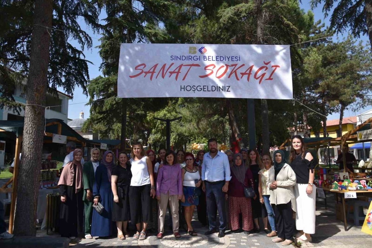 Sındırgılı kadınlar sanat sokağı ile geleneği devam ettirdi