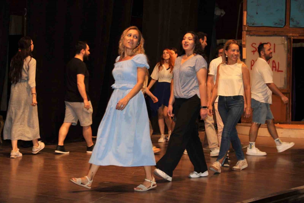 96 yaşındaki Haldun Dormen, her gün tiyatroya gelip provaları yönetiyor