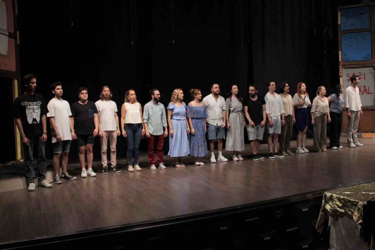 96 yaşındaki Haldun Dormen, her gün tiyatroya gelip provaları yönetiyor