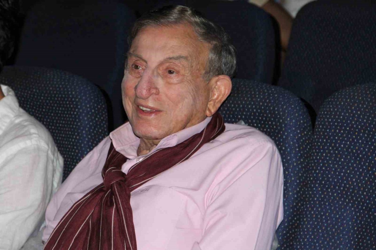 96 yaşındaki Haldun Dormen, her gün tiyatroya gelip provaları yönetiyor