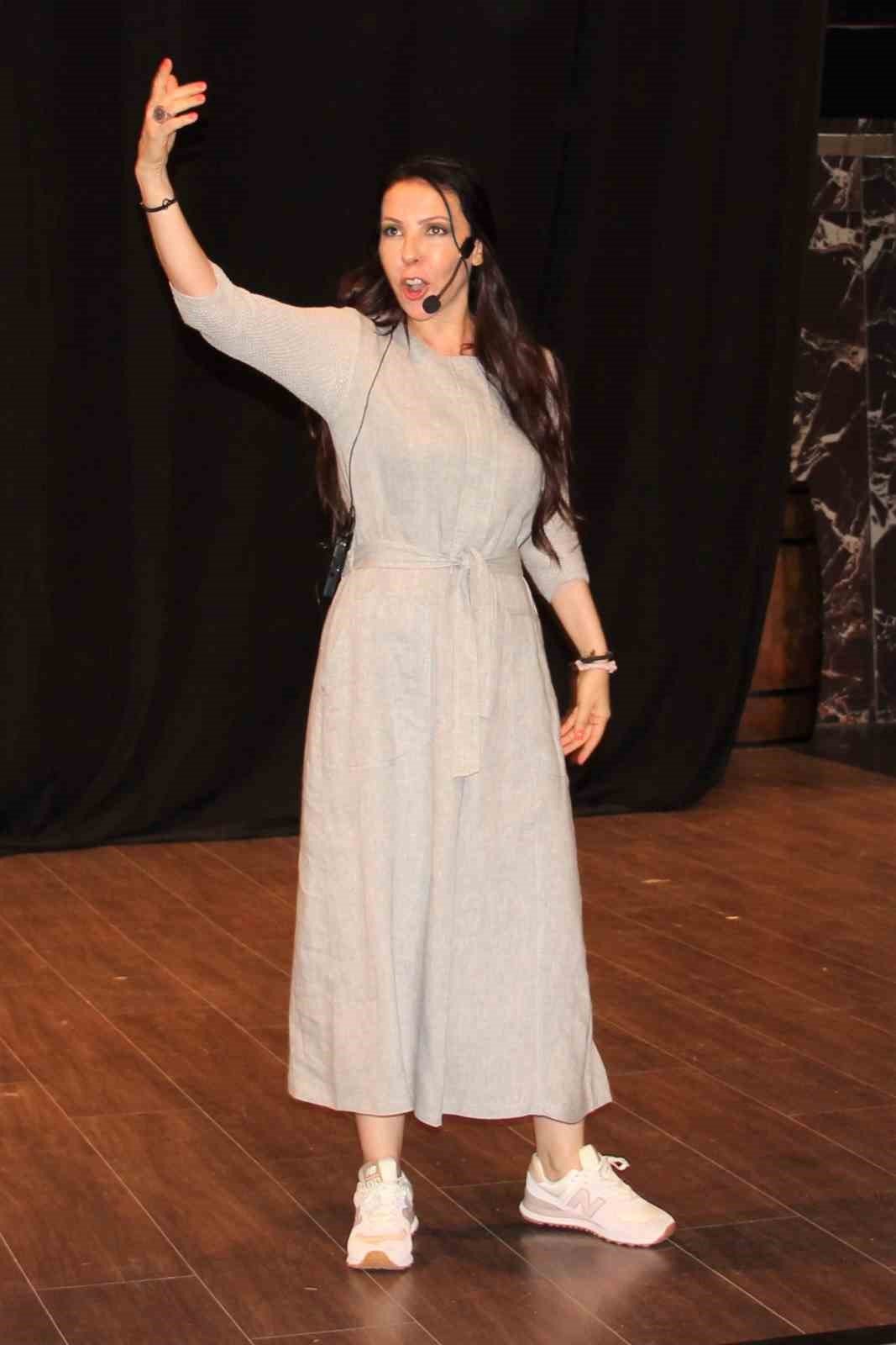 96 yaşındaki Haldun Dormen, her gün tiyatroya gelip provaları yönetiyor