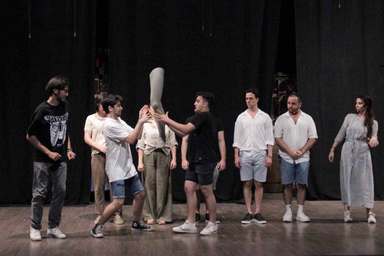 96 yaşındaki Haldun Dormen, her gün tiyatroya gelip provaları yönetiyor