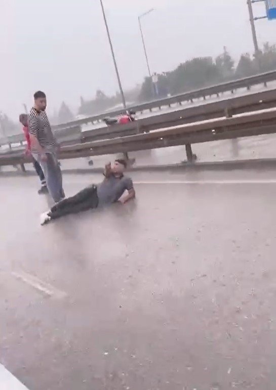 Kocaeli’de sağanak yağmur hayatı olumsuz etkiledi, caddeler sular altında kaldı