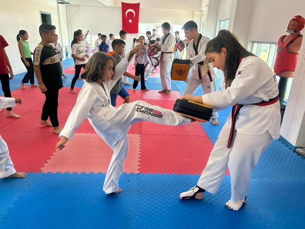 Geleceğin sporcularını yetiştiriyorlar