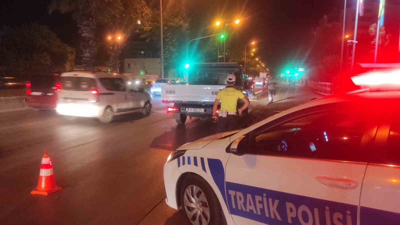 Yere dökülen motor yağı sürücülere zor anlar yaşattı