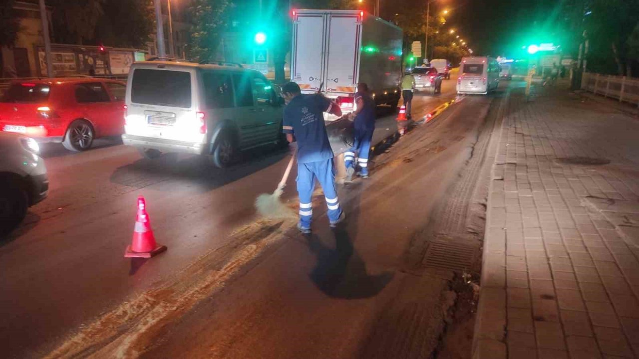 Yere dökülen motor yağı sürücülere zor anlar yaşattı