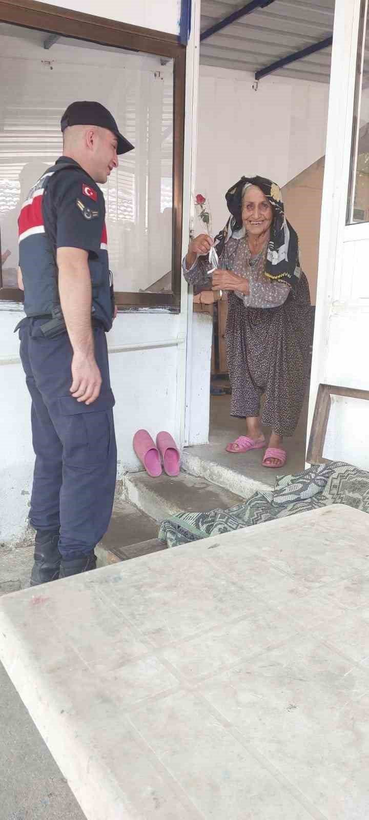 Jandarmadan yaşlı çınarlara vefa