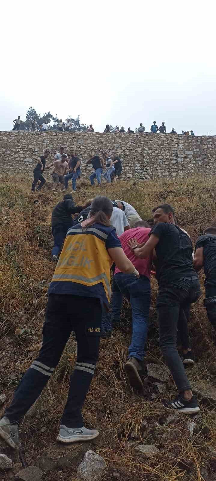 Balıkesir’de uçuruma uçan araçta 5 Yaralı