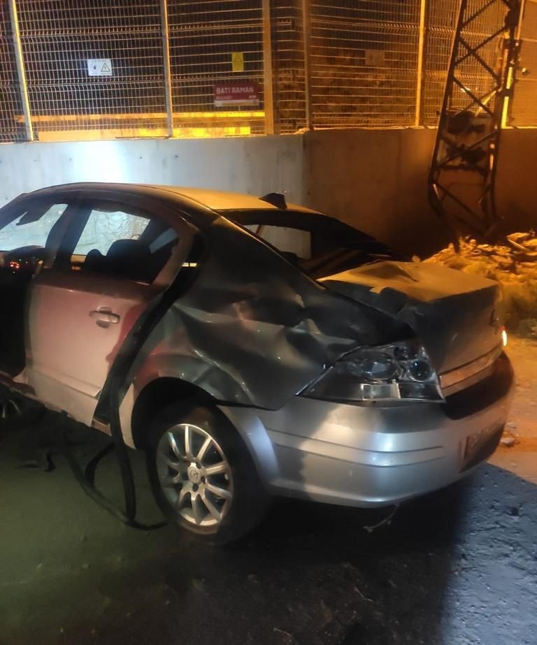 Sürücüsünün direksiyon hakimiyetini kaybettiği otomobil elektrik direğine çarptı: 3 yaralı