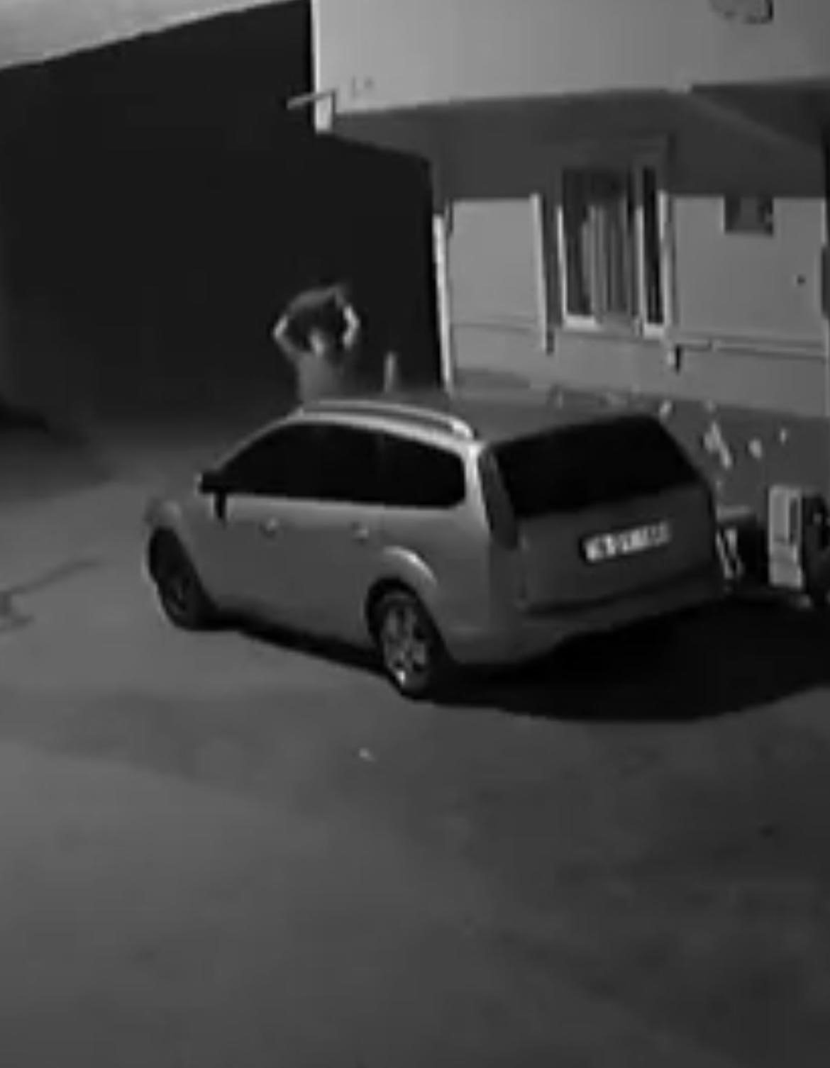 Bursa’da husumetlisinin aracını önce taşladı sonra yaktı