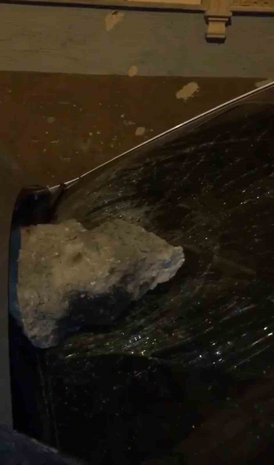 Bursa’da husumetlisinin aracını önce taşladı sonra yaktı