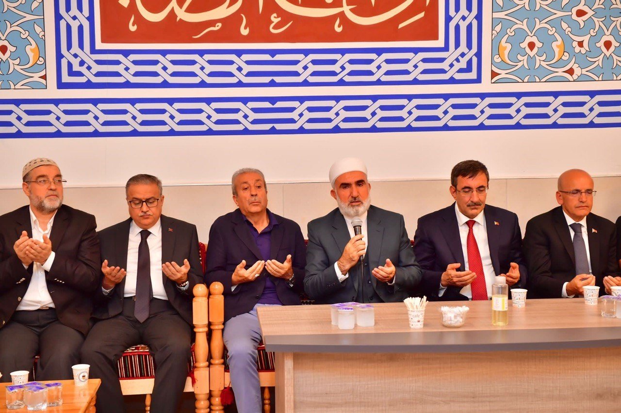 Cumhurbaşkanı Yardımcısı Yılmaz ve Bakan Şimşek’ten eski Bakan Arzu’nun ailesine taziye ziyareti