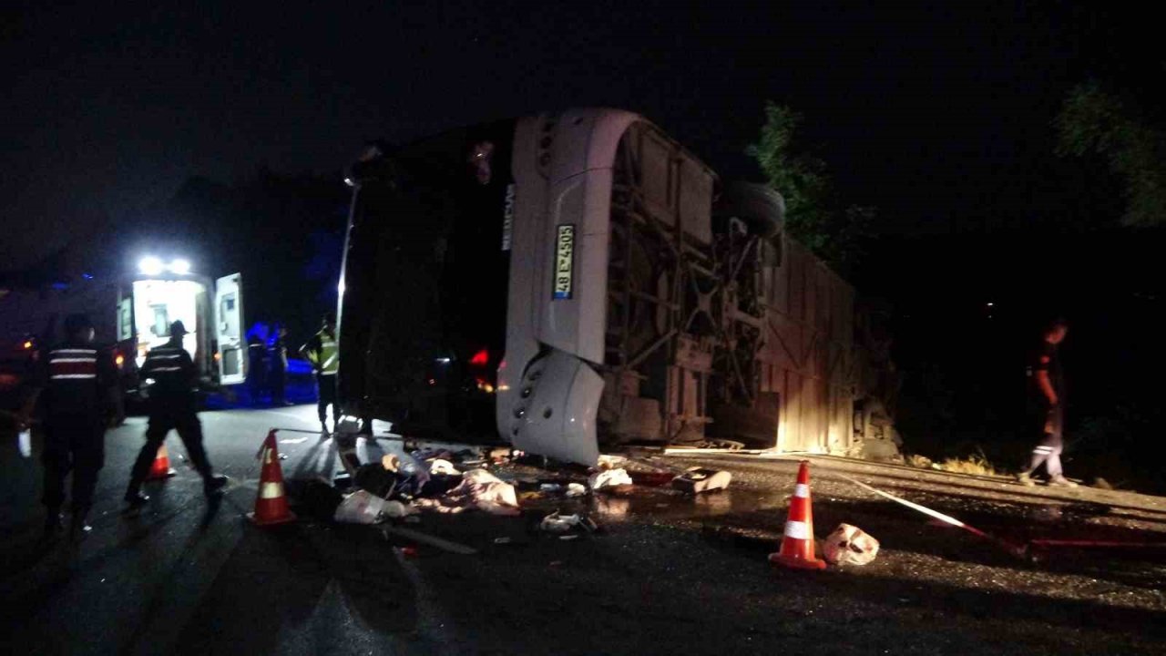 Bariyerleri yıkıp karşı şeride geçen tır otobüse çarptı: 6 ölü, 43 yaralı