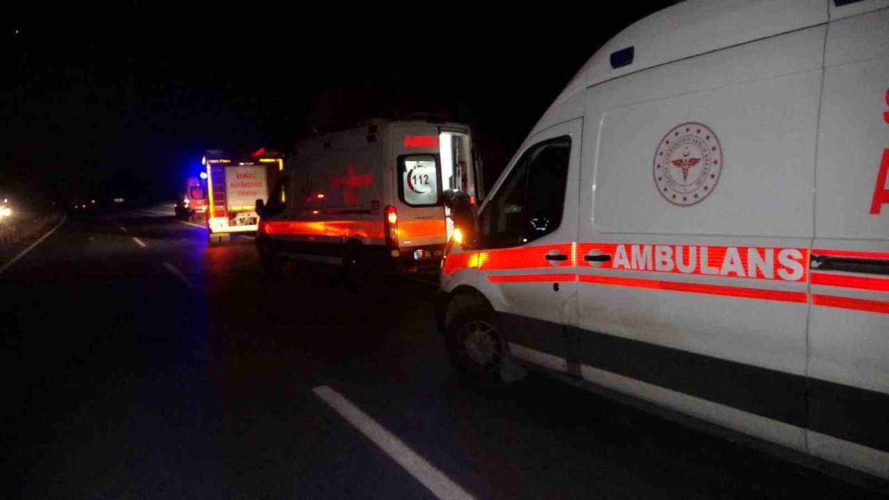 Bariyerleri yıkıp karşı şeride geçen tır otobüse çarptı: 6 ölü, 43 yaralı