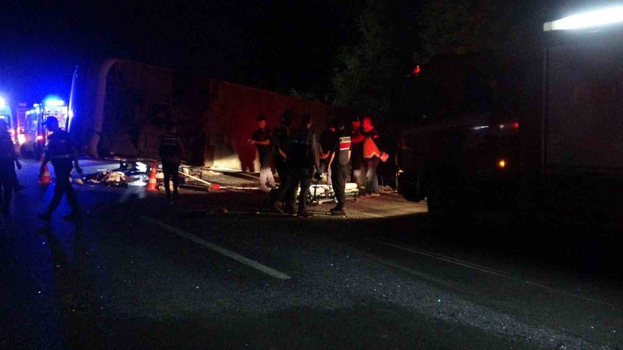 Bariyerleri yıkıp karşı şeride geçen tır otobüse çarptı: 6 ölü, 43 yaralı