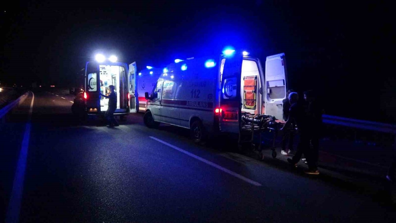 Bariyerleri yıkıp karşı şeride geçen tır otobüse çarptı: 6 ölü, 43 yaralı