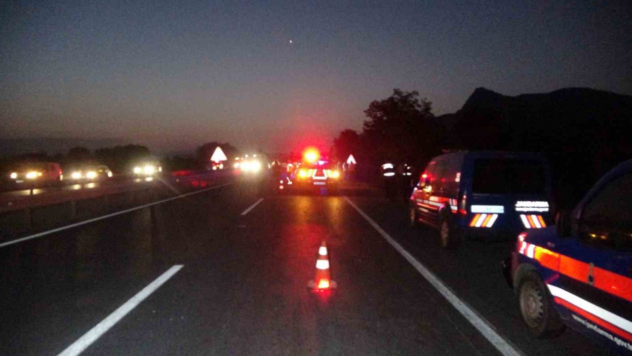 Bariyerleri yıkıp karşı şeride geçen tır otobüse çarptı: 6 ölü, 43 yaralı