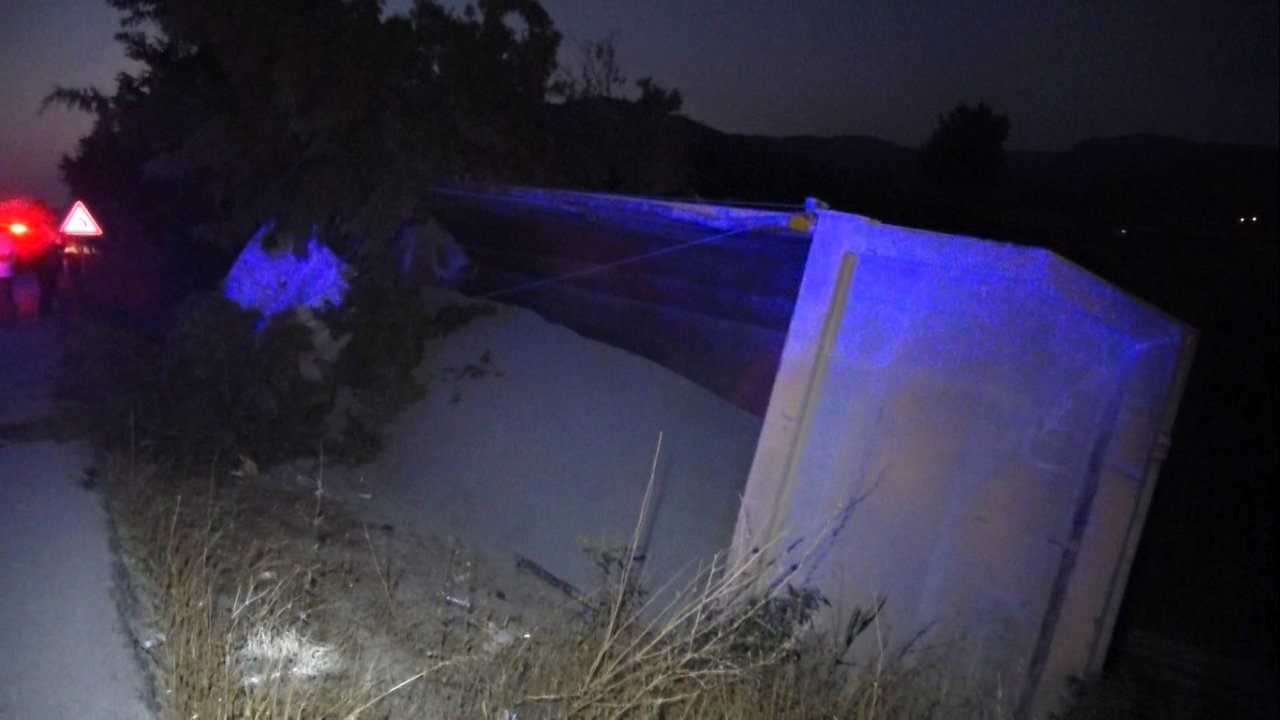 Bariyerleri yıkıp karşı şeride geçen tır otobüse çarptı: 6 ölü, 43 yaralı