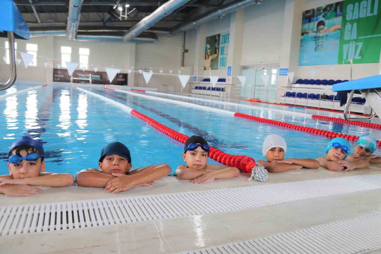 Ergani’de minikler kulaç atmayı öğreniyor