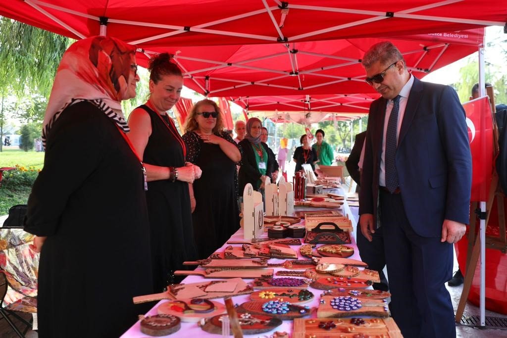 Düzce’de 7. kez kurulan sanat sokağını Vali Aslan gezdi